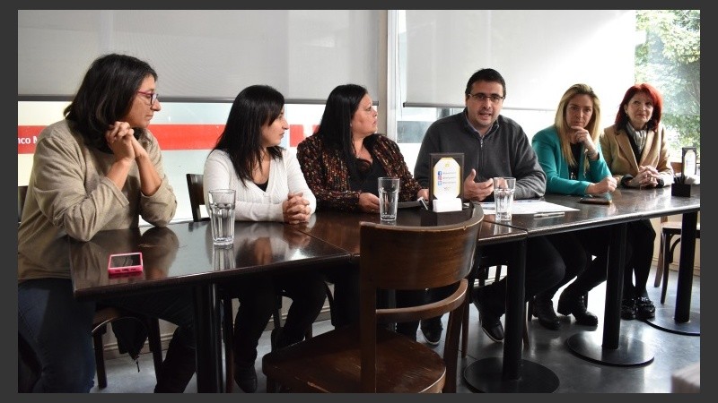 Schmuck y Chale con organizaciones de compromiso vial. 