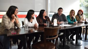 Schmuck y Chale con organizaciones de compromiso vial.