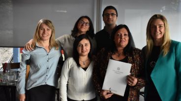 Schmuck y Chale con organizaciones de compromiso vial.