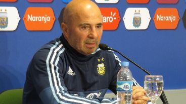 El técnico de la selección brindó una conferencia de prensa.
