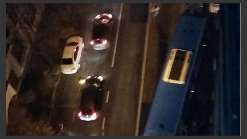 El colectivo terminó sobre la vereda.