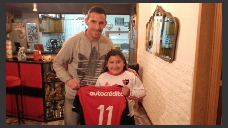 Maxi saludó a Celina y le regaló una camiseta.