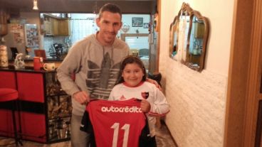 Maxi saludó a Celina y le regaló una camiseta.