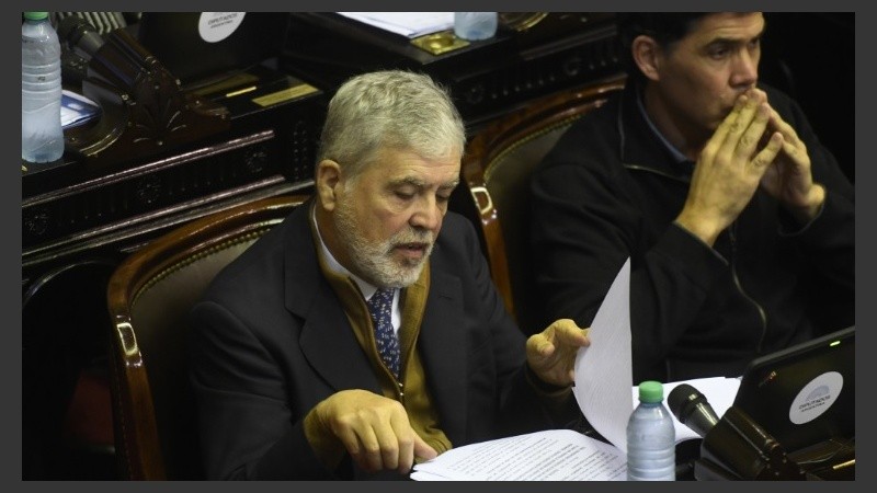 De Vido lee junto a Ramos, también procesado por corrupción.