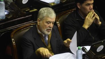 De Vido lee junto a Ramos, también procesado por corrupción.