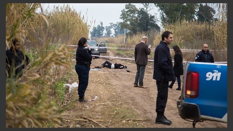 El cuerpo fue hallado en un camino rural de Pérez.