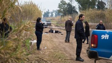 El cuerpo fue hallado en un camino rural de Pérez.