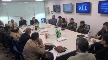 La primera reunión en la sala de situación del Ojo.