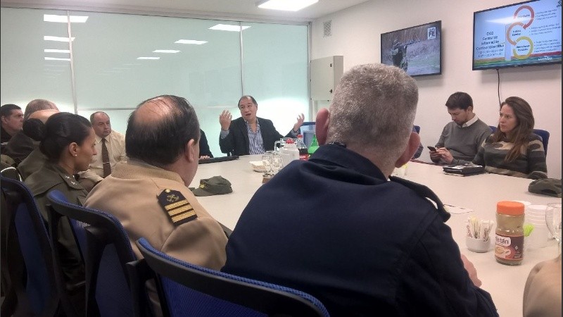 La primera reunión en la sala de situación del Ojo.