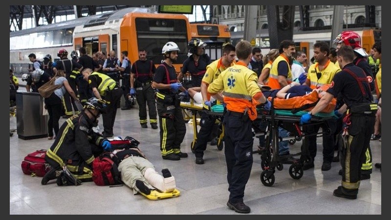 Las tareas de rescate en la Estación Francia de Barcelona. 