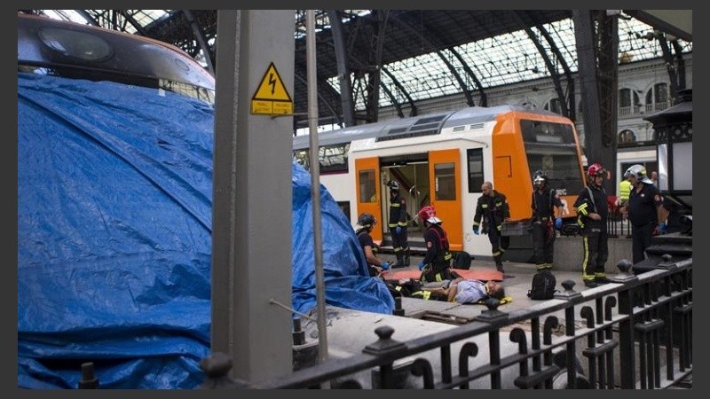 Las tareas de rescate en la Estación Francia de Barcelona. 