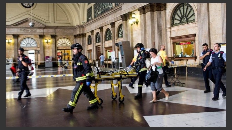 Las tareas de rescate en la Estación Francia de Barcelona. 