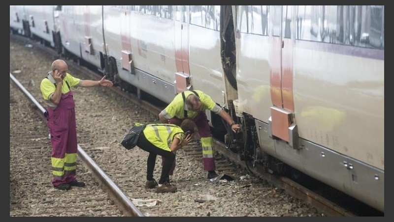 Tareas de investigación en los frenos del tren que chocó. 