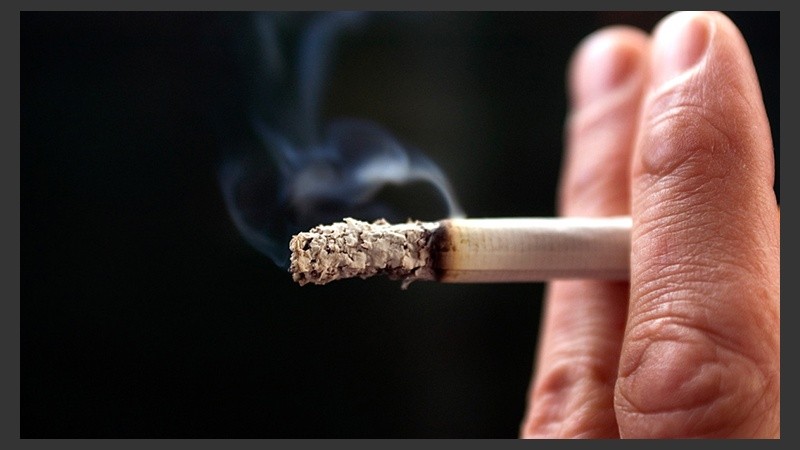 Más de la mitad de los fumadores argentinos compra paquetes de cigarrillos más chicos desde el aumento.