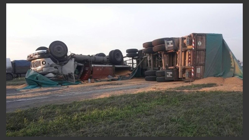Así quedó el camión sobre la autopista. 