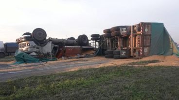 Así quedó el camión sobre la autopista.
