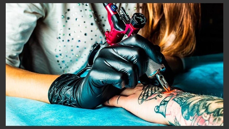 Controlar las condiciones de higiene del lugar donde realizan el tatuaje es fundamental.
