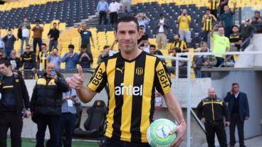 Maxi recibió la bienvenida de los hinchas de Peñarol.
