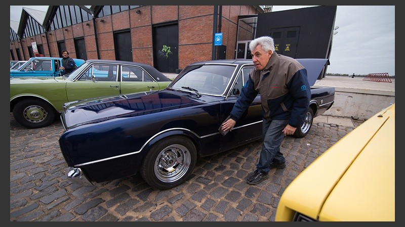 Autos bien cuidados y relucientes se vieron a lo largo de toda la muestra frente al Monumento. (Alan Monzón/Rosario3.com)