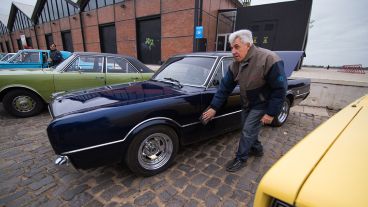 Autos bien cuidados y relucientes se vieron a lo largo de toda la muestra frente al Monumento. (Alan Monzón/Rosario3.com)