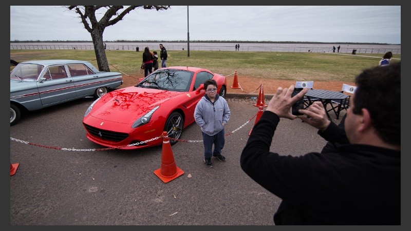Una Ferrari presente en la exposición. (Alan Monzón/Rosario3.com)