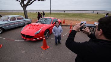 Una Ferrari presente en la exposición. (Alan Monzón/Rosario3.com)