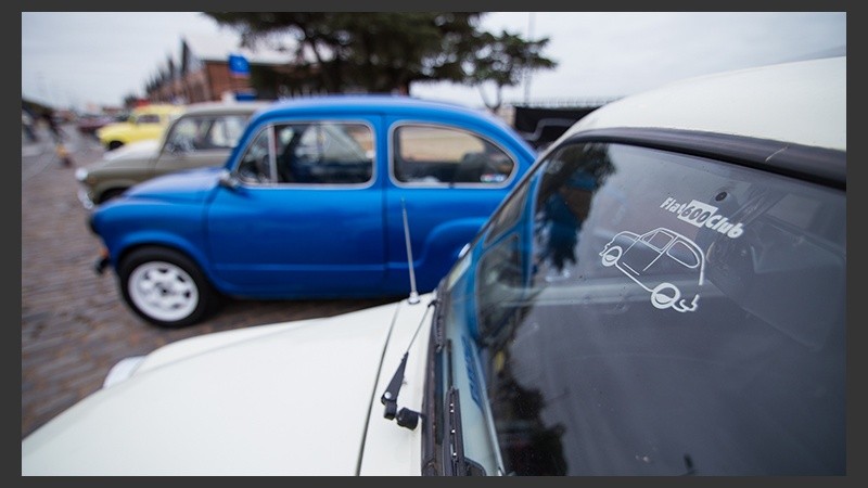 Distintas asociaciones y clubes de marcas de automóviles se hicieron presentes para mostrar sus colecciones. (Alan Monzón/Rosario3.com)