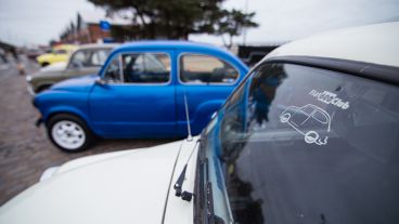 Distintas asociaciones y clubes de marcas de automóviles se hicieron presentes para mostrar sus colecciones. (Alan Monzón/Rosario3.com)