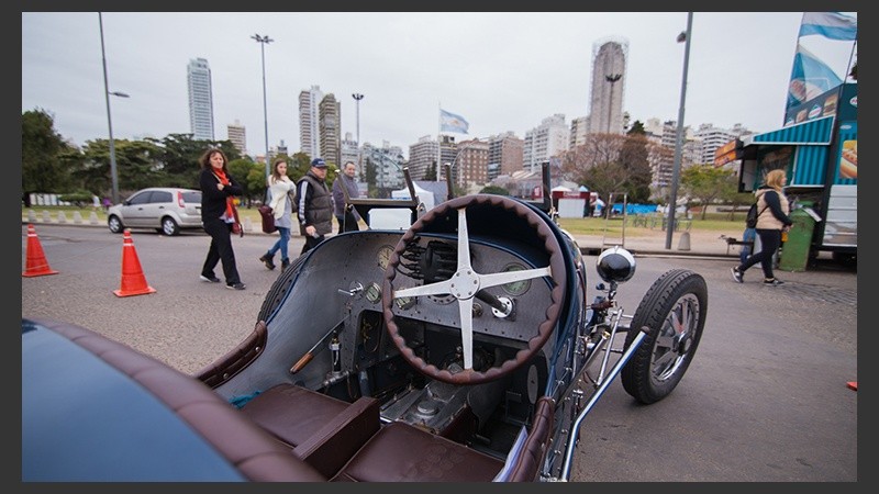 Autos antiguos en el Parque Nacional a la Bandera. (Alan Monzón/Rosario3.com)