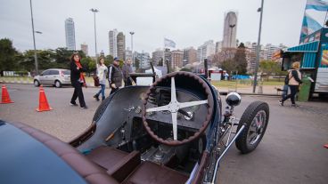 Autos antiguos en el Parque Nacional a la Bandera. (Alan Monzón/Rosario3.com)