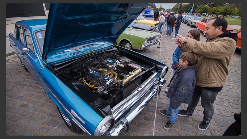 Los fierreros y una excusa para salir de casa a pesar del frío. (Alan Monzón/Rosario3.com)