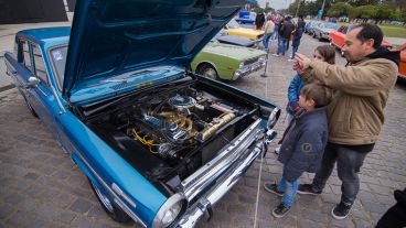 Los fierreros y una excusa para salir de casa a pesar del frío. (Alan Monzón/Rosario3.com)