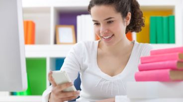 La realidad es que una buena parte de la vida en el aula puede realizarse exclusivamente con un teléfono móvil, o con una tablet.