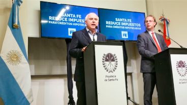 Saglione junto al gobernador Lifschitz.