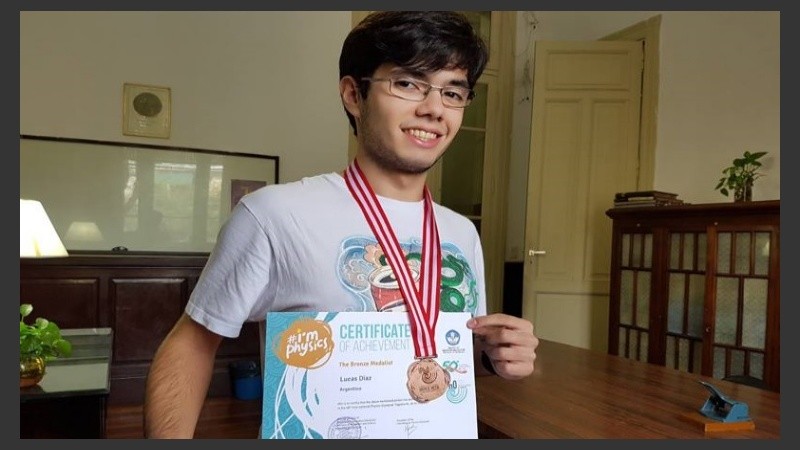 El diploma recibido por el joven rosarino.