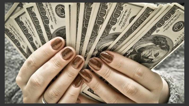 La estafadora se llevó varios miles de billetes verdes. 