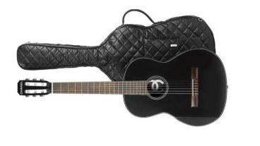 El precio de esta guitarra es de 8.700 euros y sin la funda de piel, 5.000.