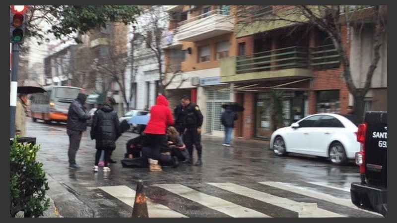 Los vecinos de la zona asistieron a la mujer luego del hecho.