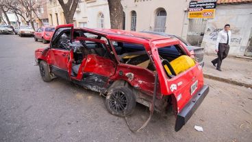 El Duna que recibió el impacto y cuyo conductor murió.