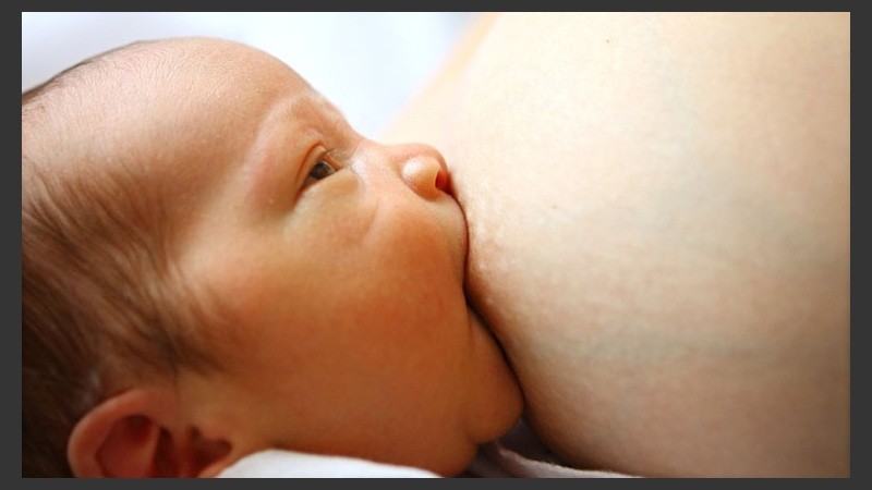 Se aconseja brindar al bebé lactancia materna desde el momento del parto.
