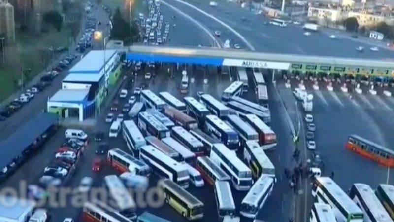 La protesta cortaba de forma parcial la autopista Buenos Aires-La Plata.