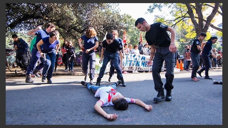La intervención teatral frente a Tribunales de este jueves a la mañana.