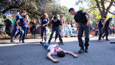 La intervención teatral frente a Tribunales de este jueves a la mañana.
