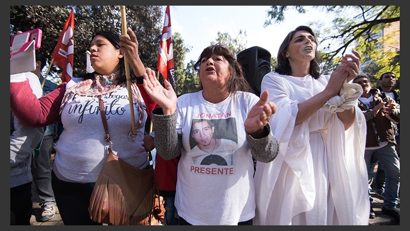 La intervención teatral frente a Tribunales de este jueves a la mañana.