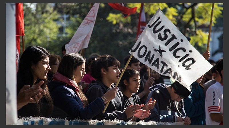 La intervención teatral frente a Tribunales de este jueves a la mañana.