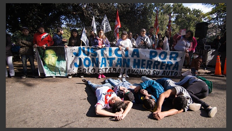 La intervención teatral frente a Tribunales de este jueves a la mañana.