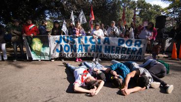 La intervención teatral frente a Tribunales de este jueves a la mañana.