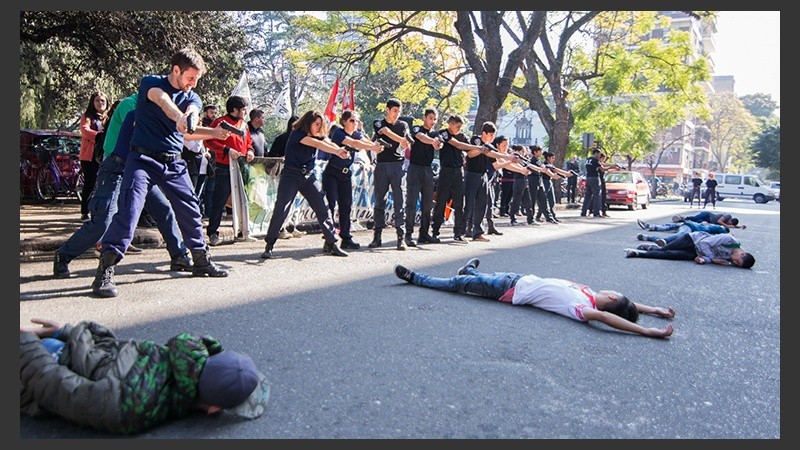 La intervención teatral frente a Tribunales de este jueves a la mañana.
