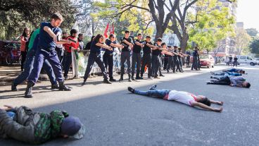 La intervención teatral frente a Tribunales de este jueves a la mañana.