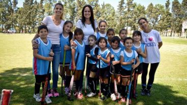 Anita Martinez en una actividad deportiva impulsada para fortalecer clubes como lugares de contención.